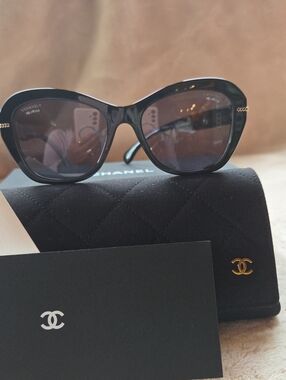 CHANEL Butterfly Oversized Cat-Eye Sunglasses with Quilted Black Case CH5510